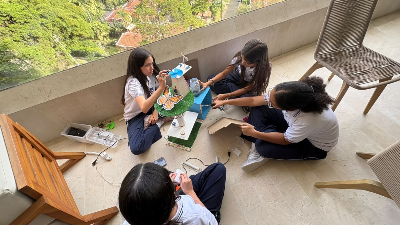 Estudiantes trabajando juntas en el prototipo de EcoStation Monarca