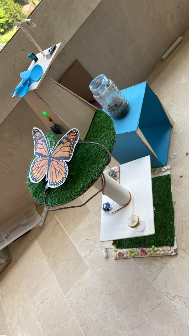 Detalle del prototipo con la mariposa y los sensores