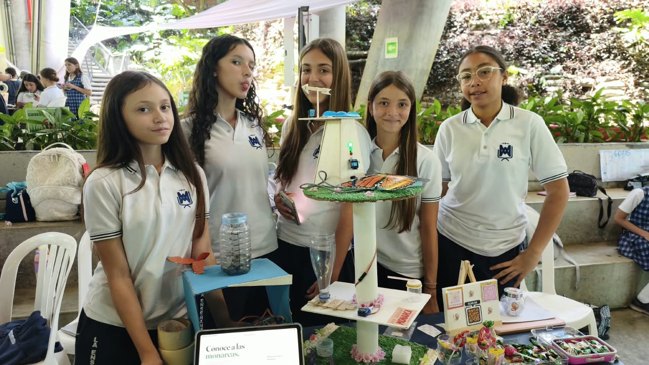 Equipo presentando la estación meteorológica EcoStation Monarca